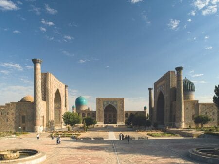 Medressen auf dem Registan Platz in Samarkand.